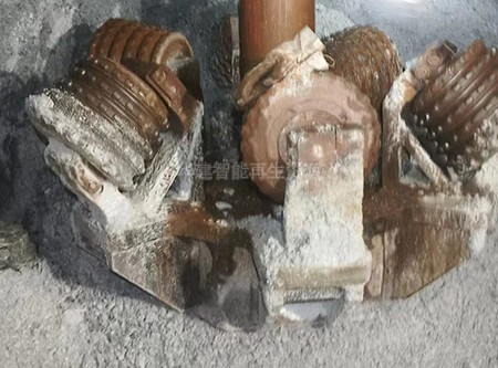 反井鉆機(jī)舊滾刀更換新滾刀完成